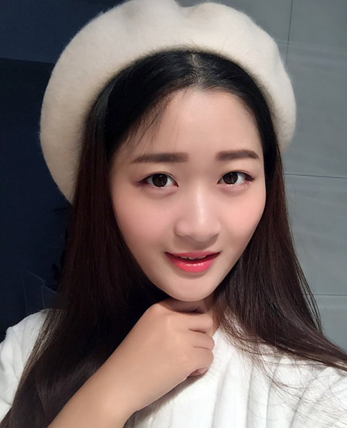 初春穿搭來(lái)頂帽子，chic感十足！