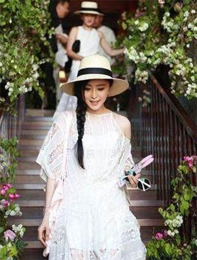 看看女星們花式戴草帽的帽子戲法！